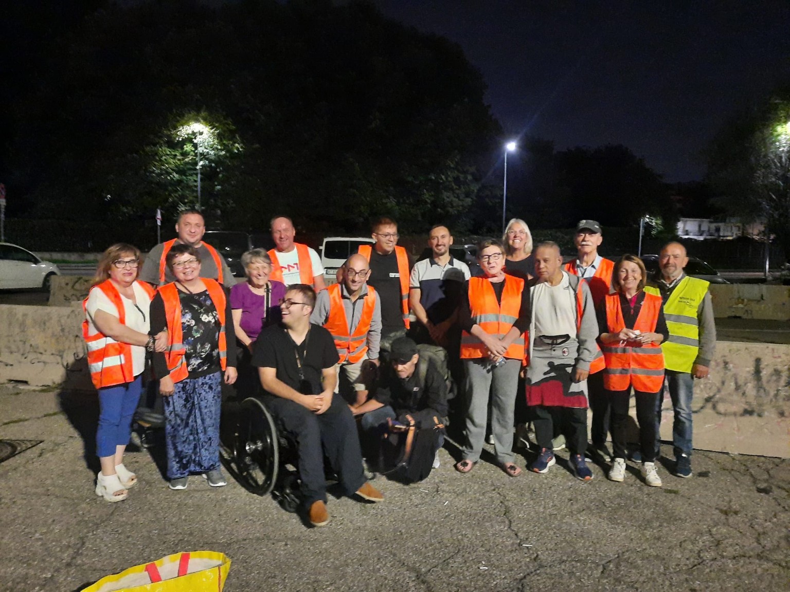 Foto di gruppo dei volontari dopo un'attività