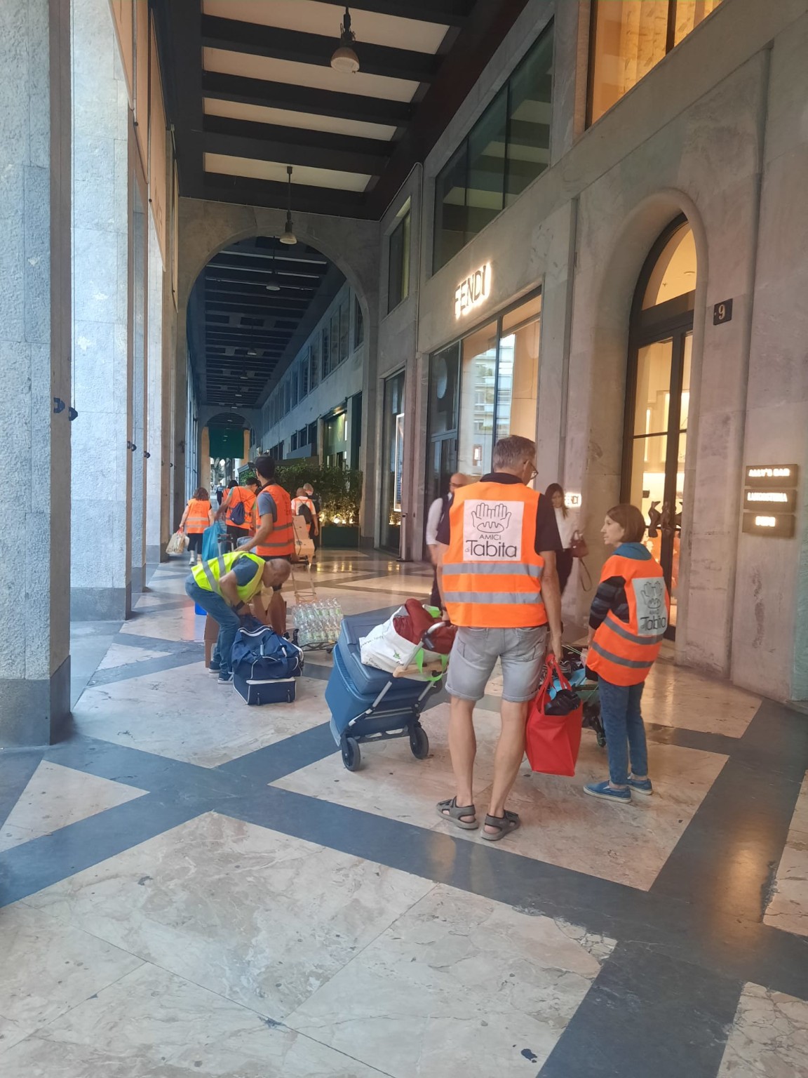 Volontari che preparano e trasportano materiali per la distribuzione